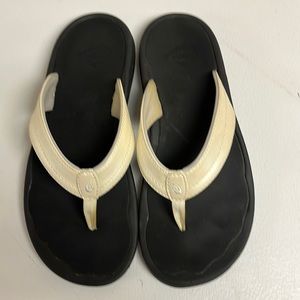 OluKai Ohana sandals in Sz 6